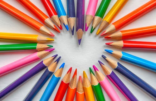 무료 마음을 형성하는 색칠 연필 세트 스톡 사진