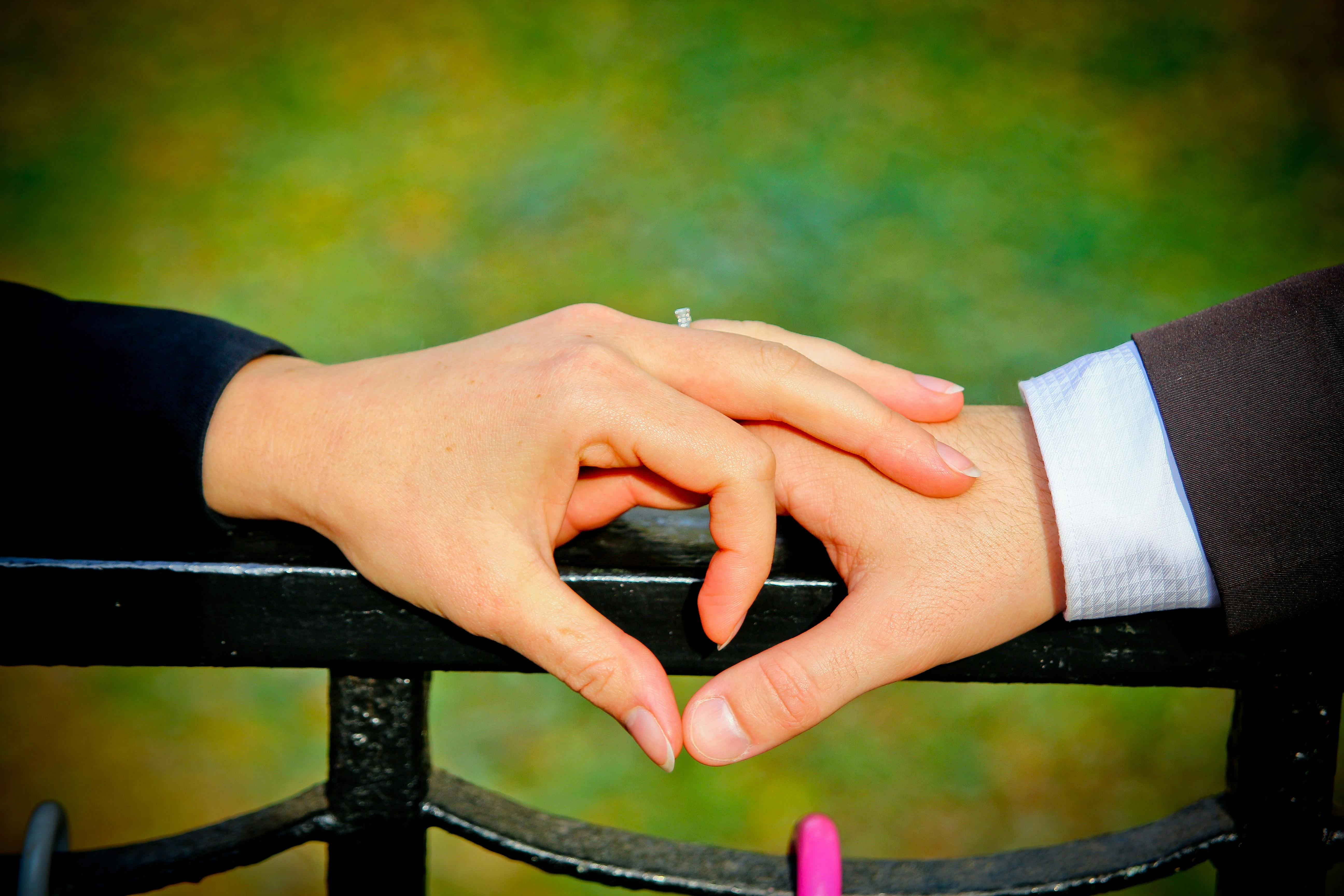 Two people holding hands. | Photo: Pexels