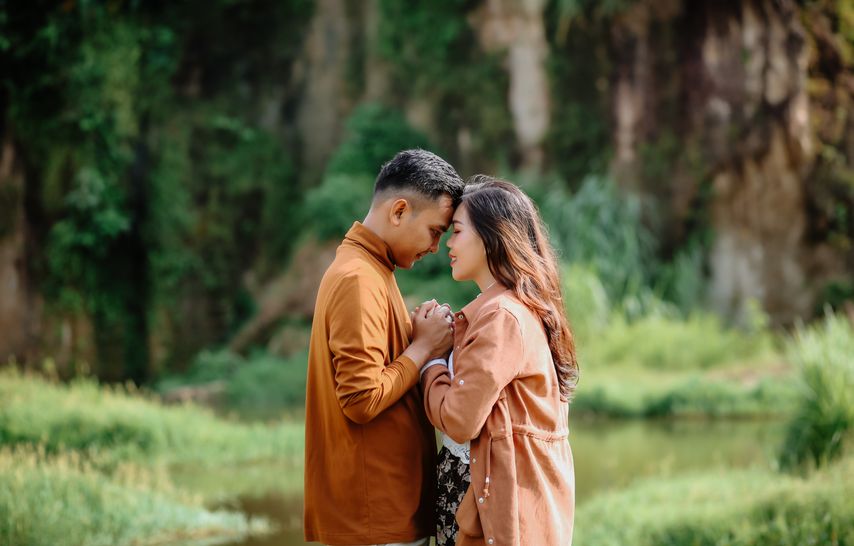 Online dating: starting a conversation on a niche platform