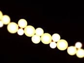 这张抽象图像中，暖白色的散景灯点缀在装饰性夜景里，非常适合节日背景