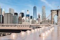 在晴朗的蓝天下，可以欣赏到布鲁克林大桥和曼哈顿天际线的壮丽景色