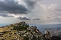 落基山脉壮丽的景色和充满活力的天空，非常适合自然爱好者