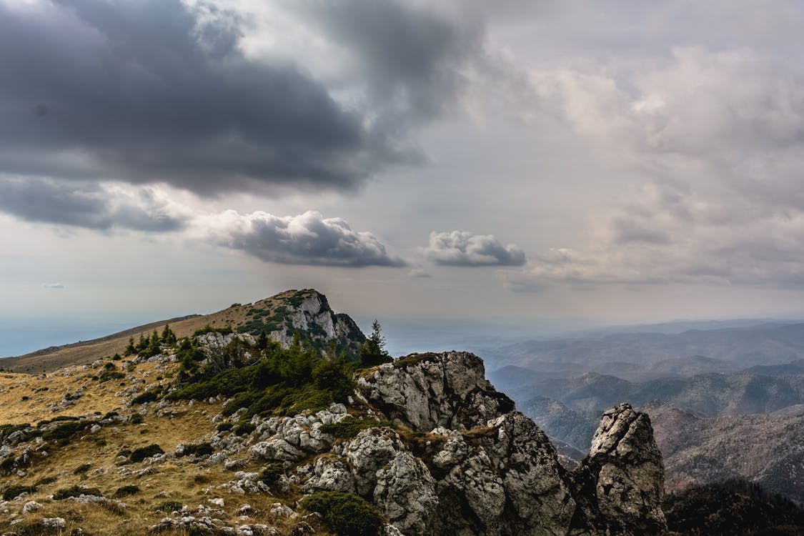 коричнево белая гора