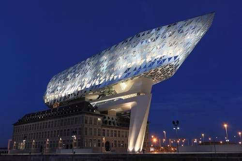 Lage Hoekfoto Van Een Verlicht Glazen Gebouw