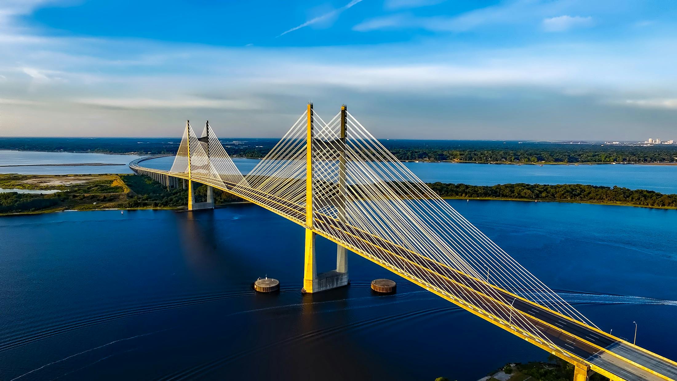 Betonbrücke am Gewässer. | Quelle: Pexels