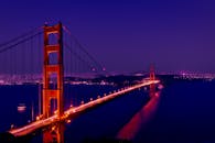 夜空下，旧金山金门大桥的壮丽景色亮起