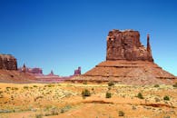 纪念碑谷的山丘高耸入云，壮丽的景色展现了干旱的沙漠景观