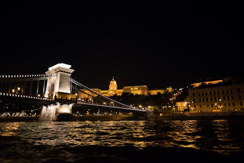 Gratis Puente Cerca De Edificios En La Noche Foto de stock
