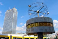 柏林亚历山大广场上，世界时钟和公园酒店的天空晴朗