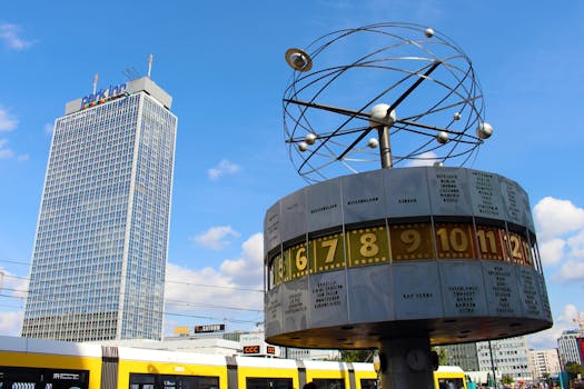 柏林亚历山大广场上，世界时钟和公园酒店的天空晴朗