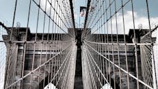 布鲁克林大桥电缆在纽约市蓝天下的动态视角