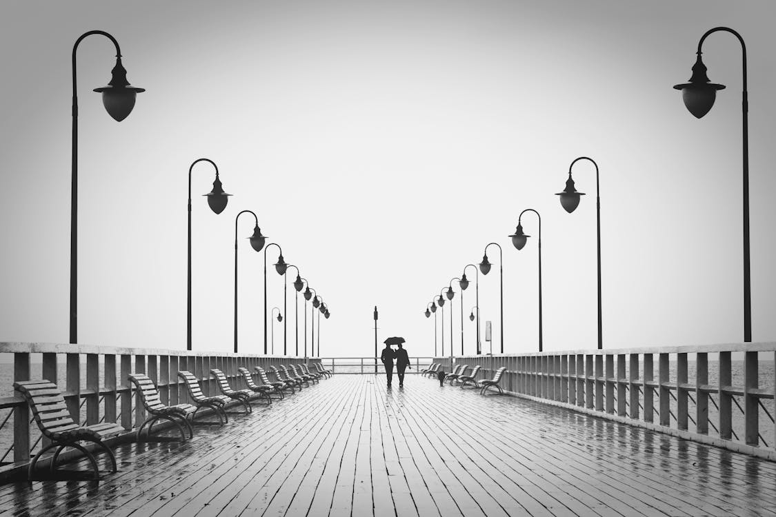 Twee Mensen Lopen Op De Pier