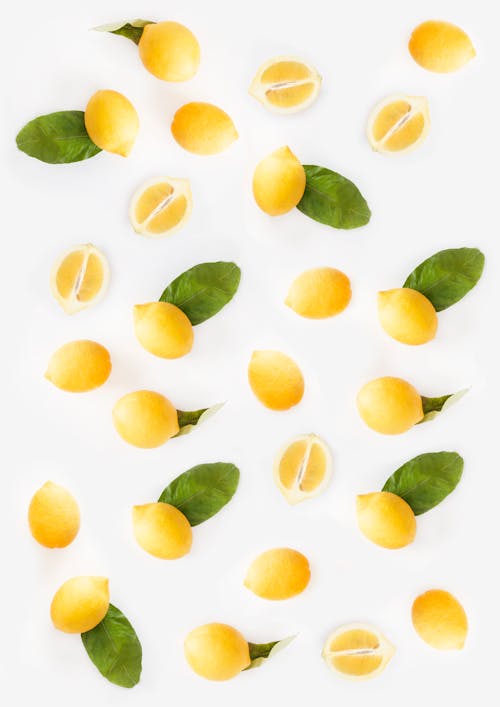 無料 白い背景に分離されたレモン。 写真素材