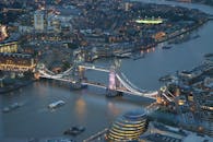 一张令人惊叹的航拍照片捕捉到了夜间灯火通明的伦敦塔桥横跨泰晤士河的景象