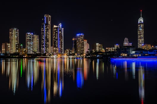 平静的水面倒映着黄金海岸令人惊叹的城市景观与灯火通明的摩天大楼