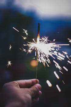 黄昏时，手持烟火绽放出明亮的火花