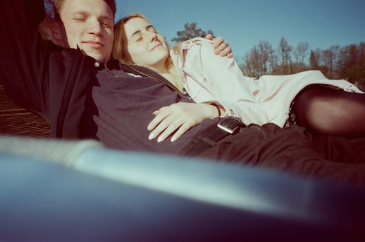 夫妇在阳光下拥抱休憩，捕捉爱与宁静的瞬间