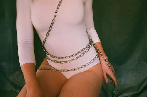 Mujer Vestida De Blanco Monokini De Manga Larga Y Cadenas