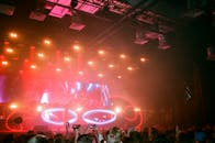 音乐会现场热闹非凡，舞台上灯光充满活力，人群和音乐家们沉浸其中