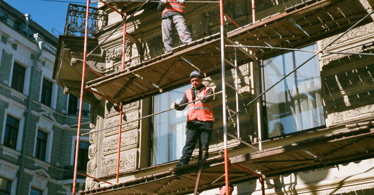 Работници и скеле по историческа фасада