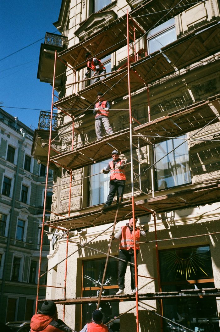Échafaudage monté sur une façade en rénovation