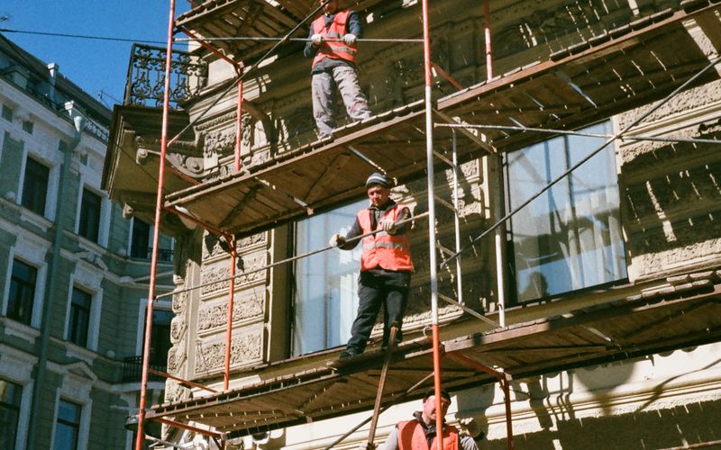 İskele üzerinde dış cephe uygulaması yapan ustalar