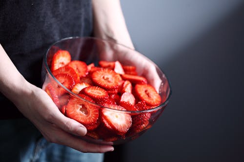 Kostenlos Person, Die Schüssel Mit Scheiben Erdbeeren Hält Stock-Foto