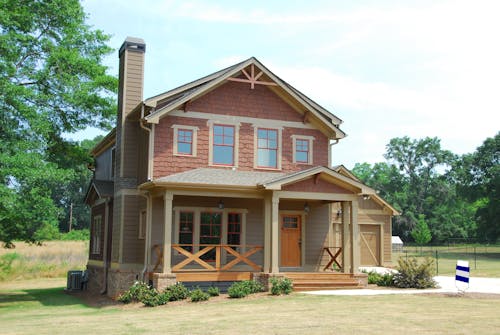 Maison Brune De 2 étages à Côté D'un Arbre