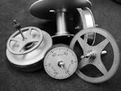 黑白图像中详细展示了机械设置中的各种金属齿轮