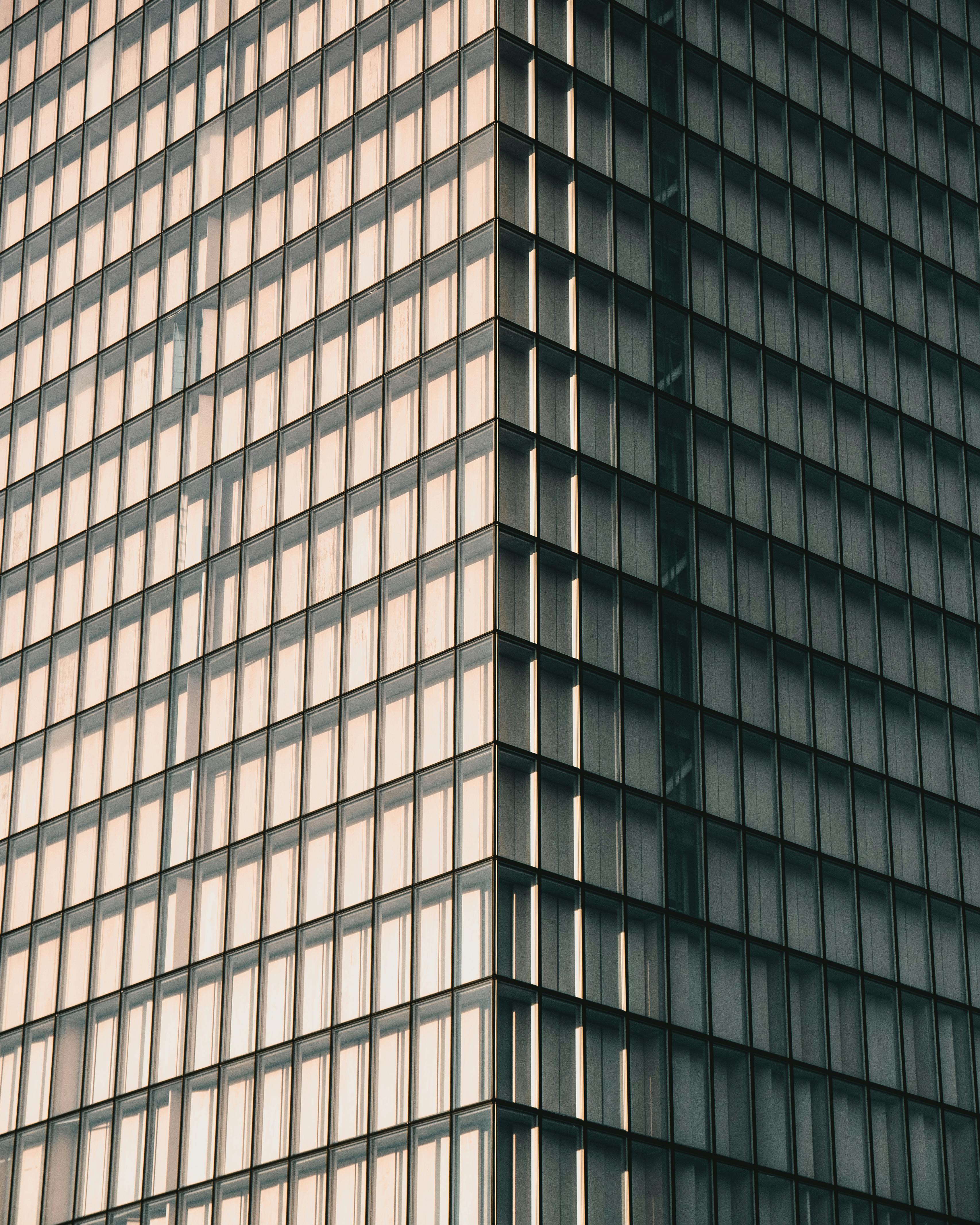 特写视角展示巴黎现代玻璃立面摩天大楼的几何图案