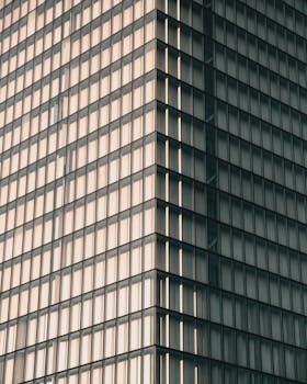 特写视角展示巴黎现代玻璃立面摩天大楼的几何图案