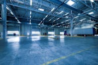 大型仓库内部配有卡车停靠区，是理想的物流和仓储选择