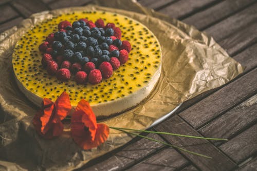 Gâteau Aux Bleuets Et Rouge Sur Une Surface En Bois Marron