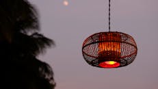 黄昏时分，一盏编织灯笼发出温暖的光芒，映衬着宁静的夜空