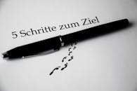 纸上用黑色笔书写的文本，带有概念主题和足迹视觉元素