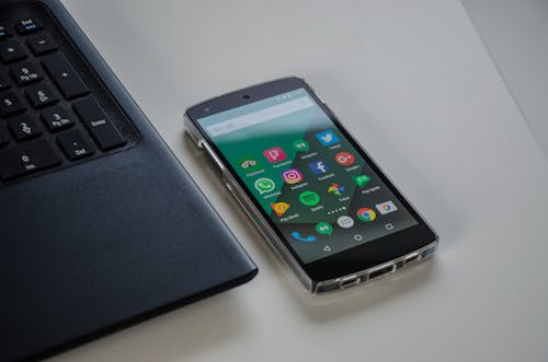 Free Dizüstü Bilgisayar Yakınındaki Siyah Android Akıllı Telefon Stock Photo