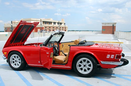 Bezpłatne Czerwony Cabrio Parking Na Dachu Zdjęcie z galerii