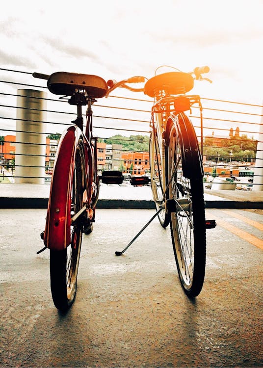Kostenlos Zwei Fahrräder Aufrecht Geparkt Stock-Foto