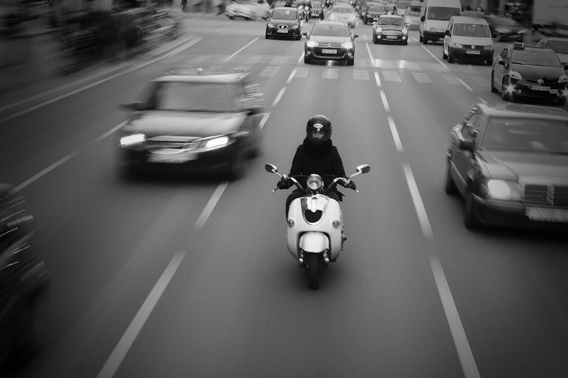 бесплатная Человек на скутере на шоссе Стоковое фото