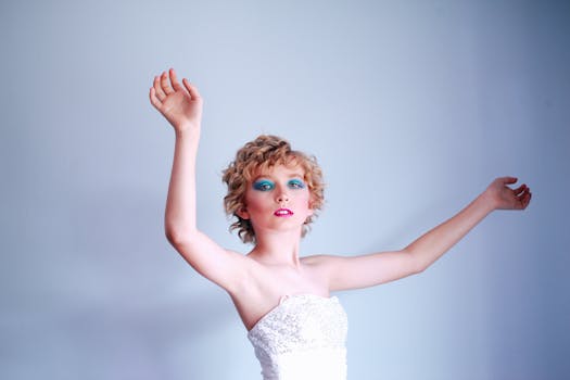 一位优雅的女舞者，化着蓝色眼妆，身穿白色连衣裙