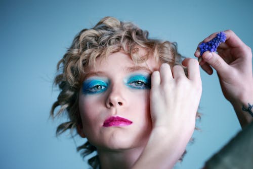 Gratuit Portrait De Femme Portant Des Cils Turquoise Photos