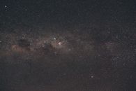 夜空中繁星点点，遥远的星云清晰可见，这令人叹为观止的景象非常适合太空爱好者