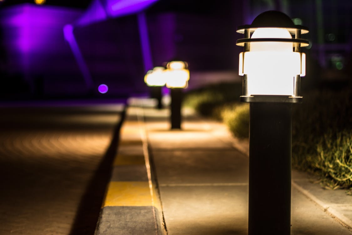 Gratis Tiang Lampu Diaktifkan Di Malam Hari Foto Stok