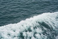 海浪沿着海面坠毁的迷人景色，描绘了能量与运动