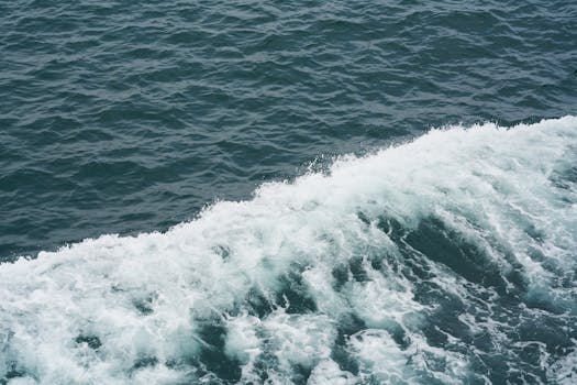 海浪沿着海面坠毁的迷人景色，描绘了能量与运动