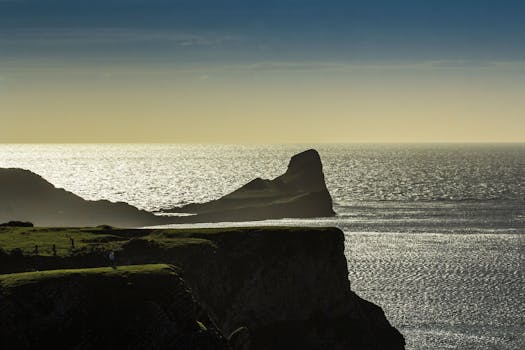 令人惊叹的悬崖边景色、波光粼粼的海洋和宁静的天空，非常适合旅行和自然爱好者