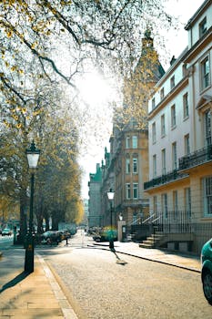 伦敦标志性街道上，阳光明媚的一天展现了经典建筑