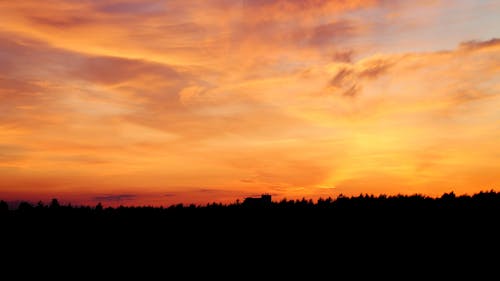 gratis Silhouet Van Berg Tijdens Zonsondergang Stockfoto