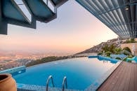 无限游泳池享有壮丽的山景和城市景观，非常适合豪华热带度假