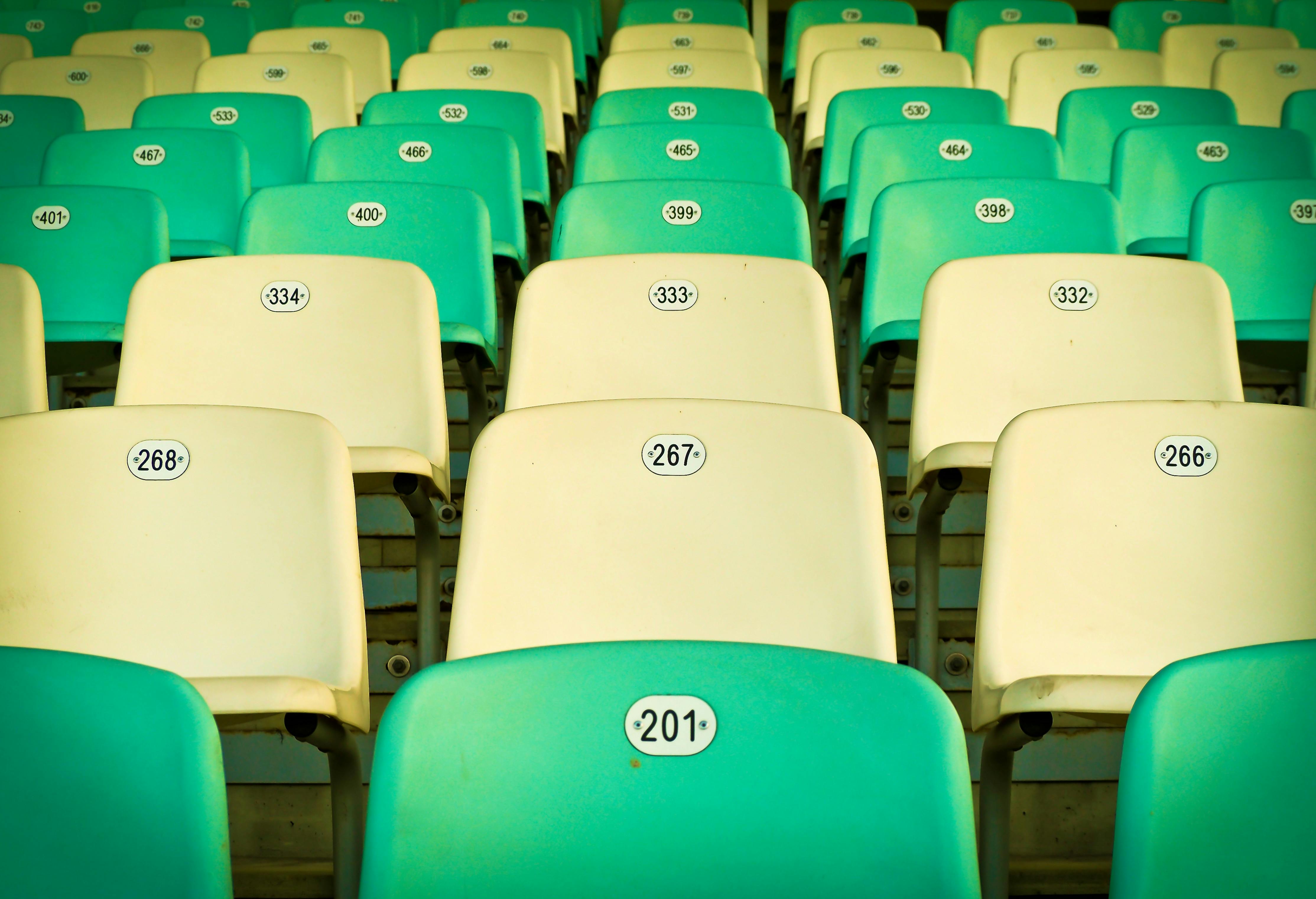 Székek egy stadionban. Ez is polipropilén.